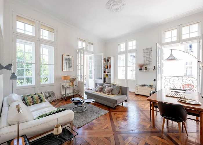 Palais Centre Historique Balcon Apartment